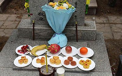 守孝与新婚：传统与现代交织下的情感抉择