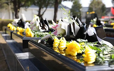 尊重传统，选择吉日：为老人安葬挑选良辰吉日