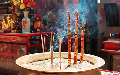 初一、十五上香：传统习俗中的文化与精神内涵