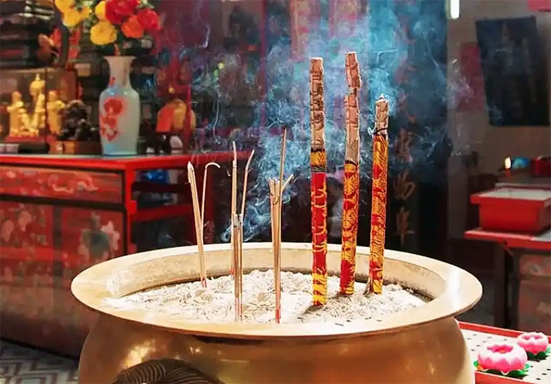 初一、十五上香:传统习俗中的文化与精神内涵 初一、十五上香:传统习俗中的文化与精神内涵