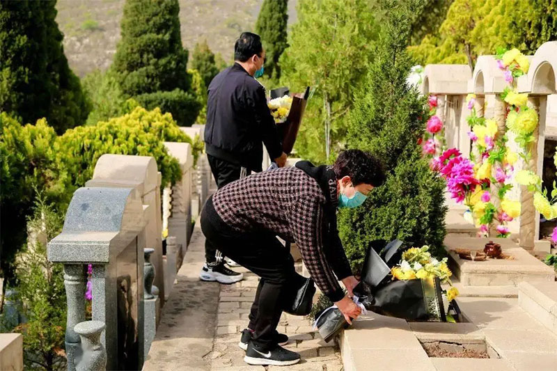 扫墓的忌讳与礼仪:尊重与缅怀 扫墓的忌讳与礼仪:尊重与缅怀