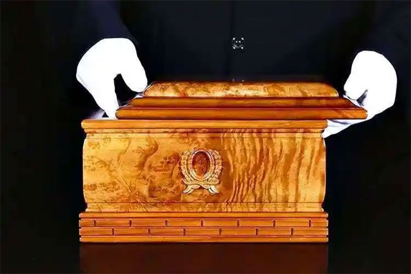 昆明骨灰下葬：风水、吉日与陪葬品的选择