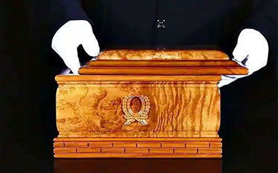 昆明骨灰下葬：风水、吉日与陪葬品的选择