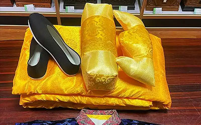 寿衣选购：各年龄段的习俗禁忌与风格抉择