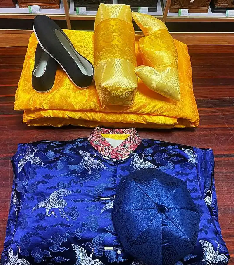 寿衣选购：各年龄段的习俗禁忌与风格抉择