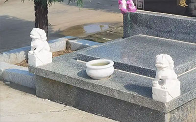 墓地摆放的石狮子：传统与文化的交织