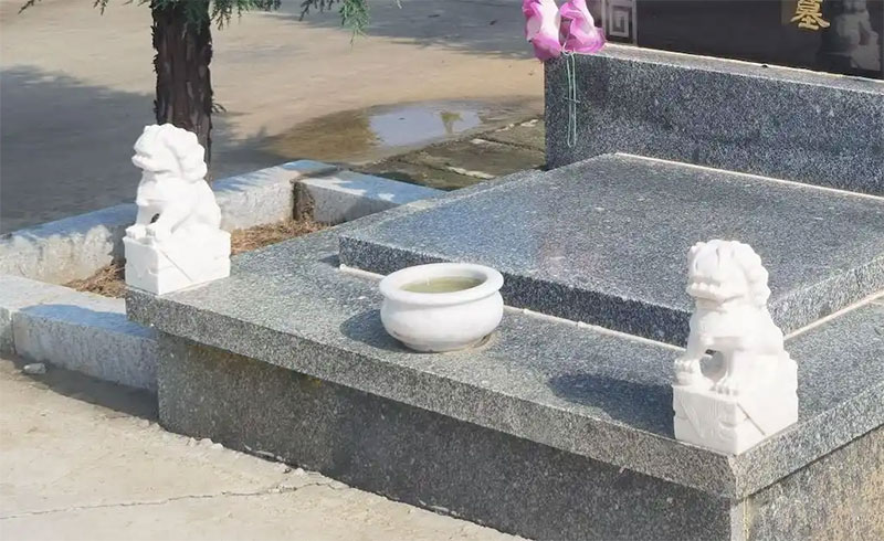 墓地摆放的石狮子:传统与文化的交织 墓地摆放的石狮子:传统与文化的交织