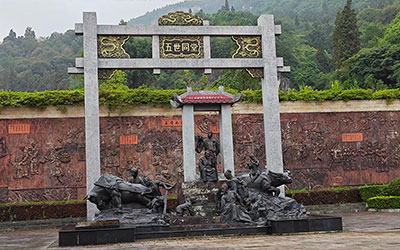 昆明陵园中的特殊纪念：纪念墙、网上纪念馆等