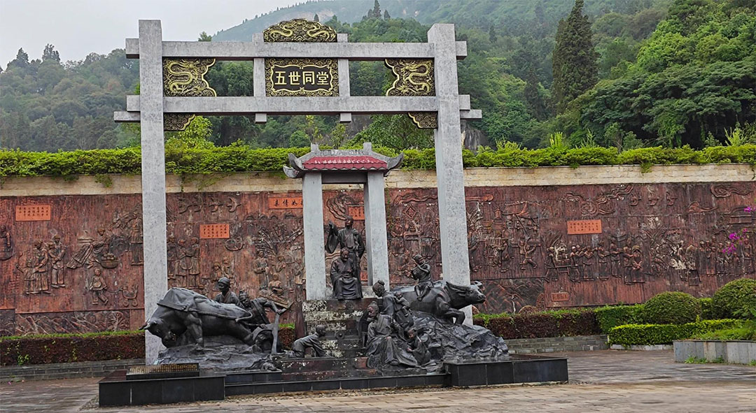 昆明陵园中的特殊纪念：纪念墙、网上纪念馆等