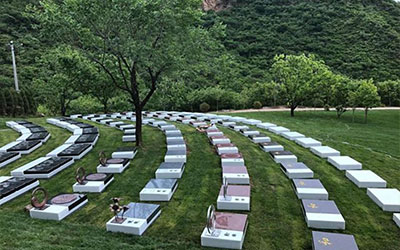 昆明陵园草坪葬有骨灰盒吗？