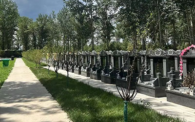 墓地前窄好吗？