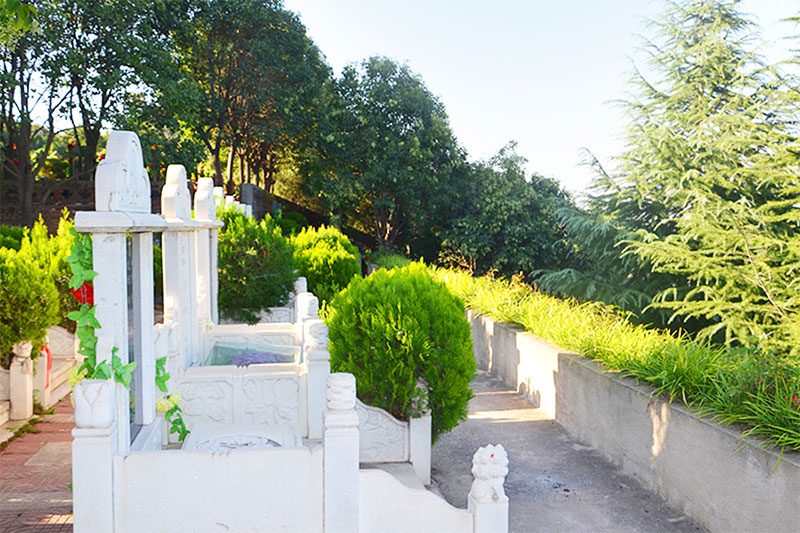 公墓风水禁忌：选对墓地，福泽子孙