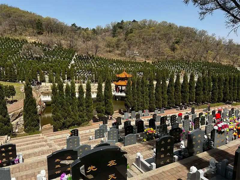 公墓风水全解析：方位、穴吉凶及家庭情况的影响