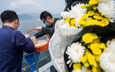 在波涛中寄托哀思：海葬后每年怎么祭奠逝者！