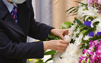 二姨过世了要请假回去吗？二姨过世是否回去的考虑因素