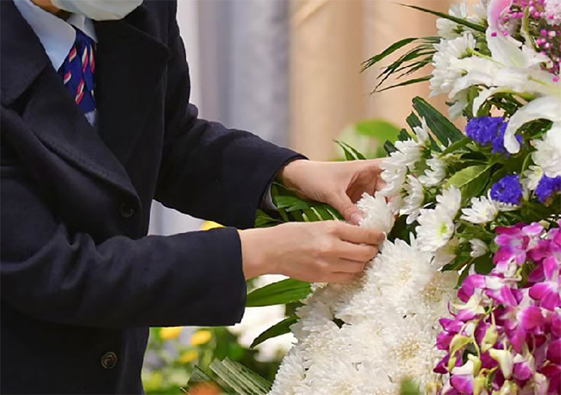 二姨过世了要请假回去吗？二姨过世是否回去的考虑因素