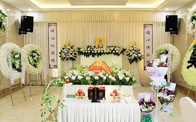 昆明殡葬一条龙是否提供安排交通和接送亲友的服务？