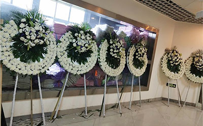 昆明殡葬一条龙是否提供灵车和花圈等物品的租赁？