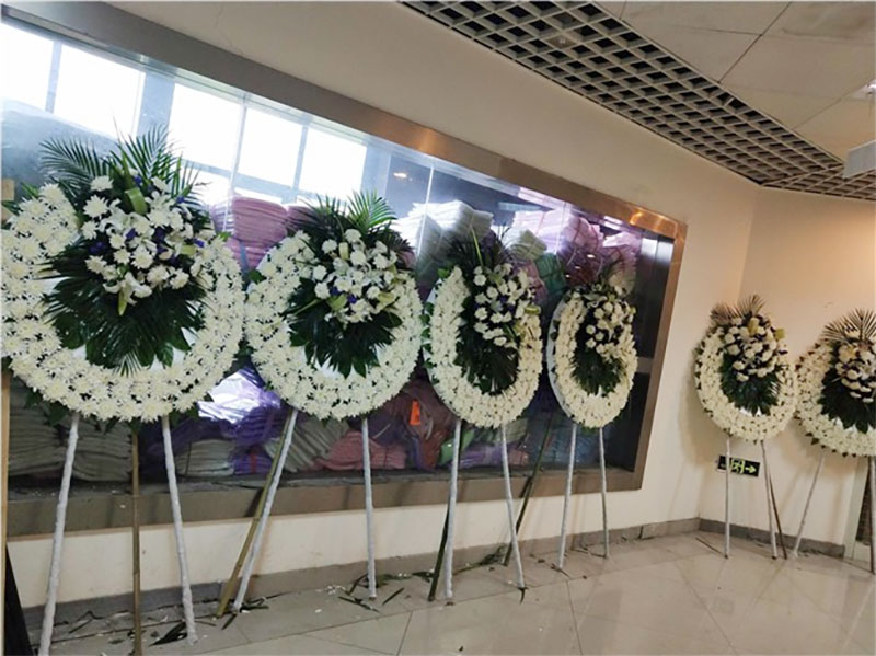 昆明殡葬一条龙是否提供灵车和花圈等物品的租赁