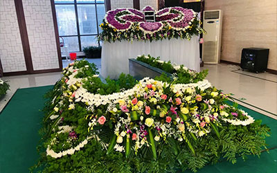 昆明丧葬服务机构是否提供灵车和花圈等物品的租赁？