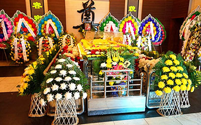 白事一条龙服务费用是否还包括了运输遗体和家属的费用？