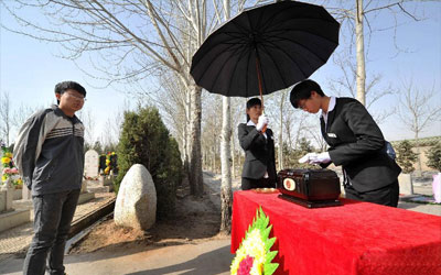 昆明的传统丧葬礼仪是什么？昆明丧葬活动的流程和步骤