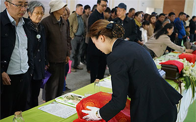 白事一条龙服务中的殡仪馆和公墓选择有哪些注意事项？