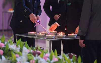 白事一条龙服务中的鲜花和装饰品是否包含在费用中？