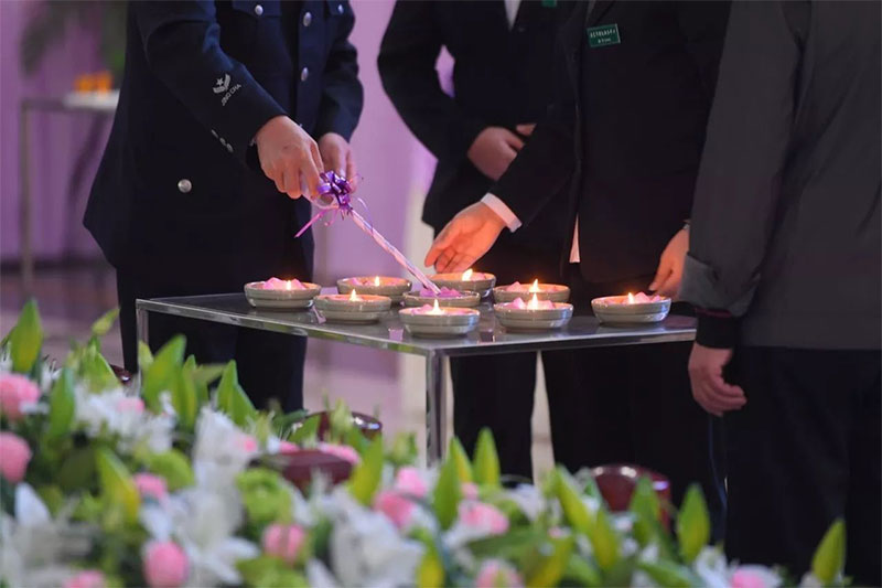 白事一条龙服务中的鲜花和装饰品是否包含在费用中