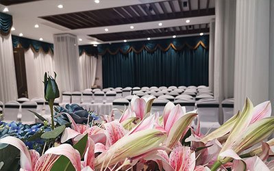 白事一条龙服务中是否包含安排追悼仪式的工作？