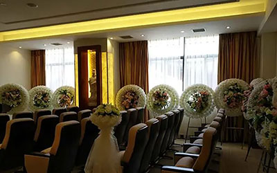 殡葬服务公司是否提供灵车队和随行人员的协助？