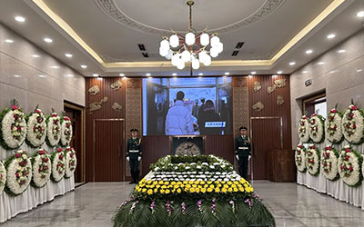 如何与殡葬服务一条龙的提供商协商价格和服务内容？