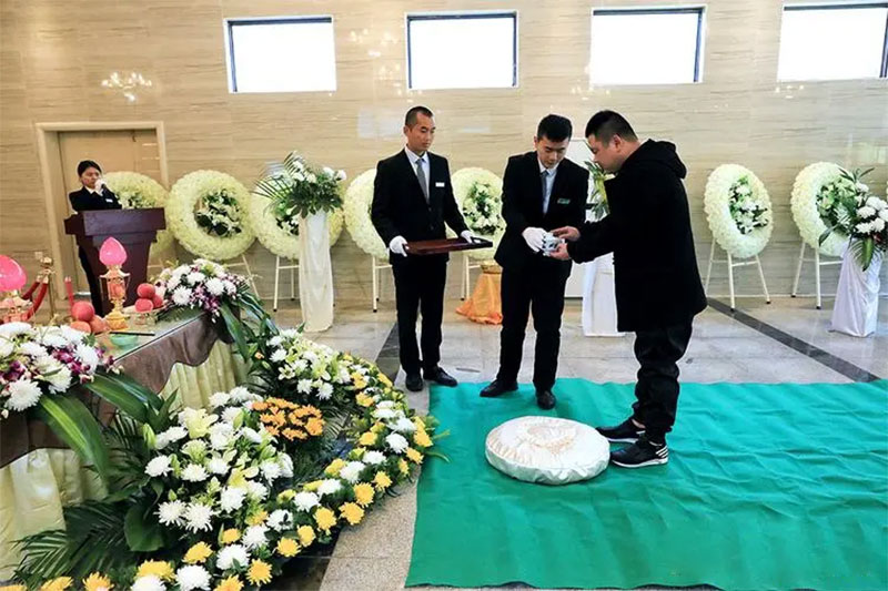 尊重生命,铭记永恒:昆明殡葬服务公司为市民送别逝去的亲人 尊重生命,铭记永恒:昆明殡葬服务公司为市民送别逝去的亲人