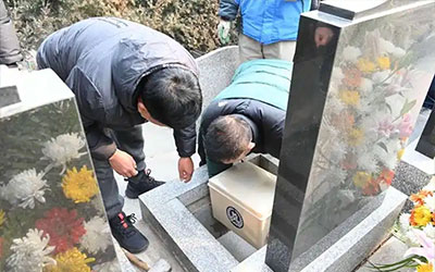 骨灰要在什么时候下葬？骨灰下葬的仪式及讲究想知道吗