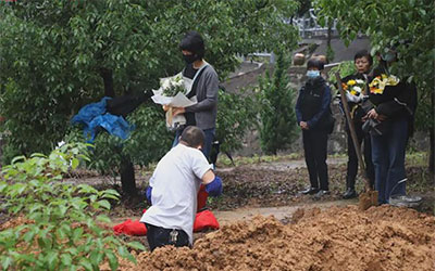 骨灰下葬的大致流程是怎样的？