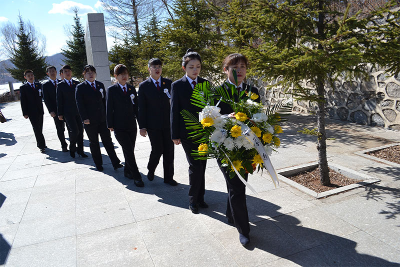 如何办理老人的后事